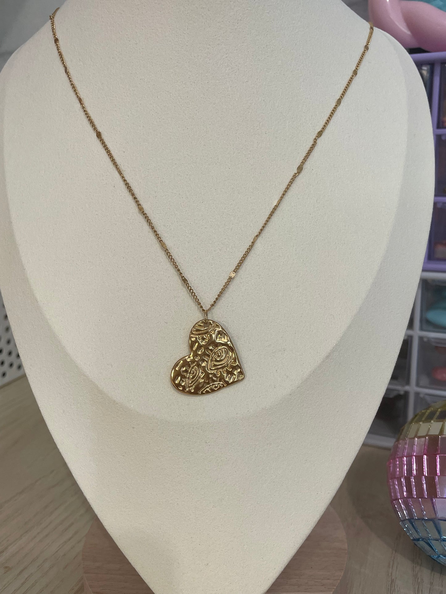 Clémentine – Collier Pendentif Cœur en Relief Acier Inoxydable Doré | Julaè Bijoux