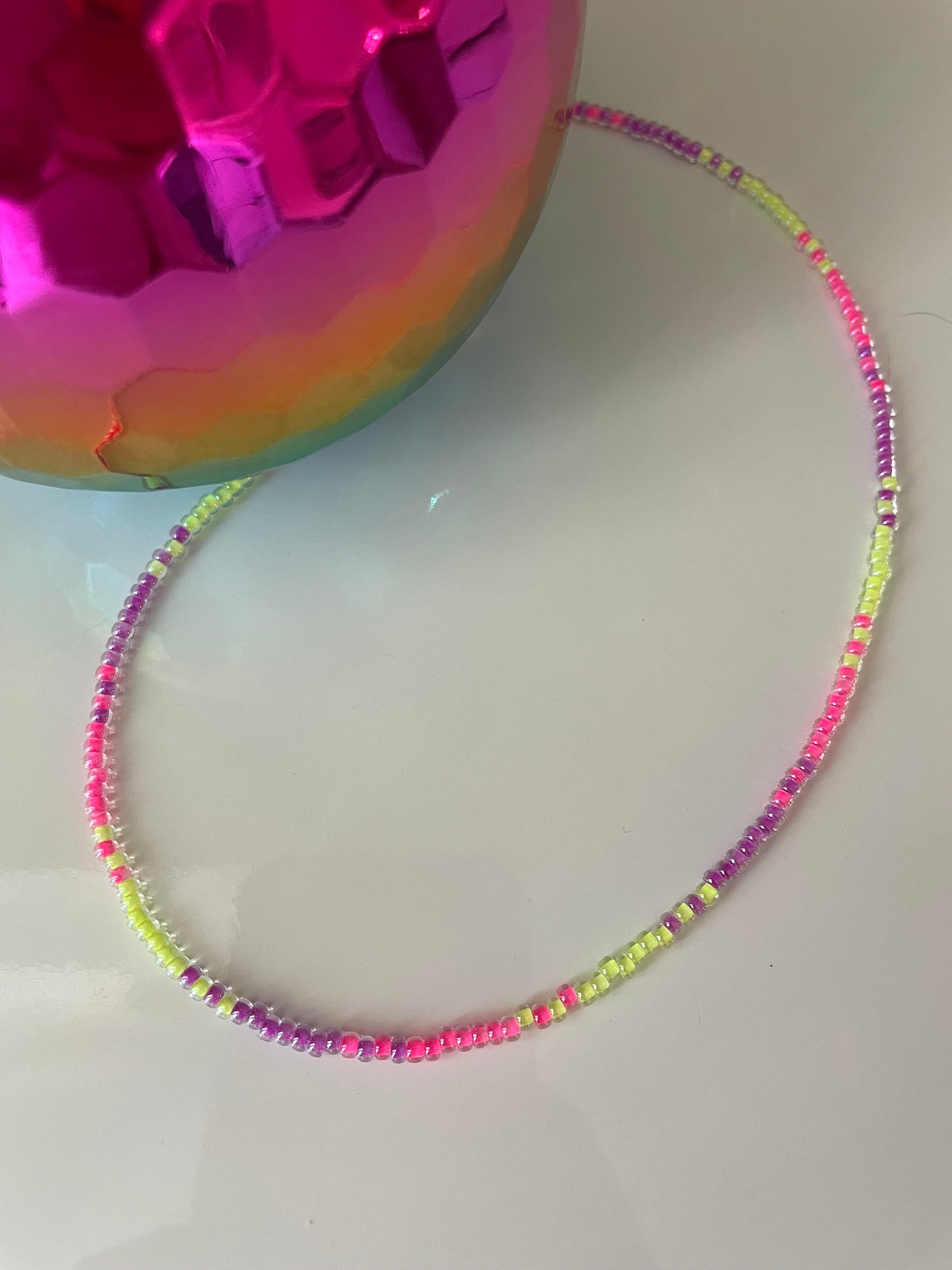 Collier Neon Kiss — Perles de Rocailles Fluo | Ras-du-Cou ou Collier