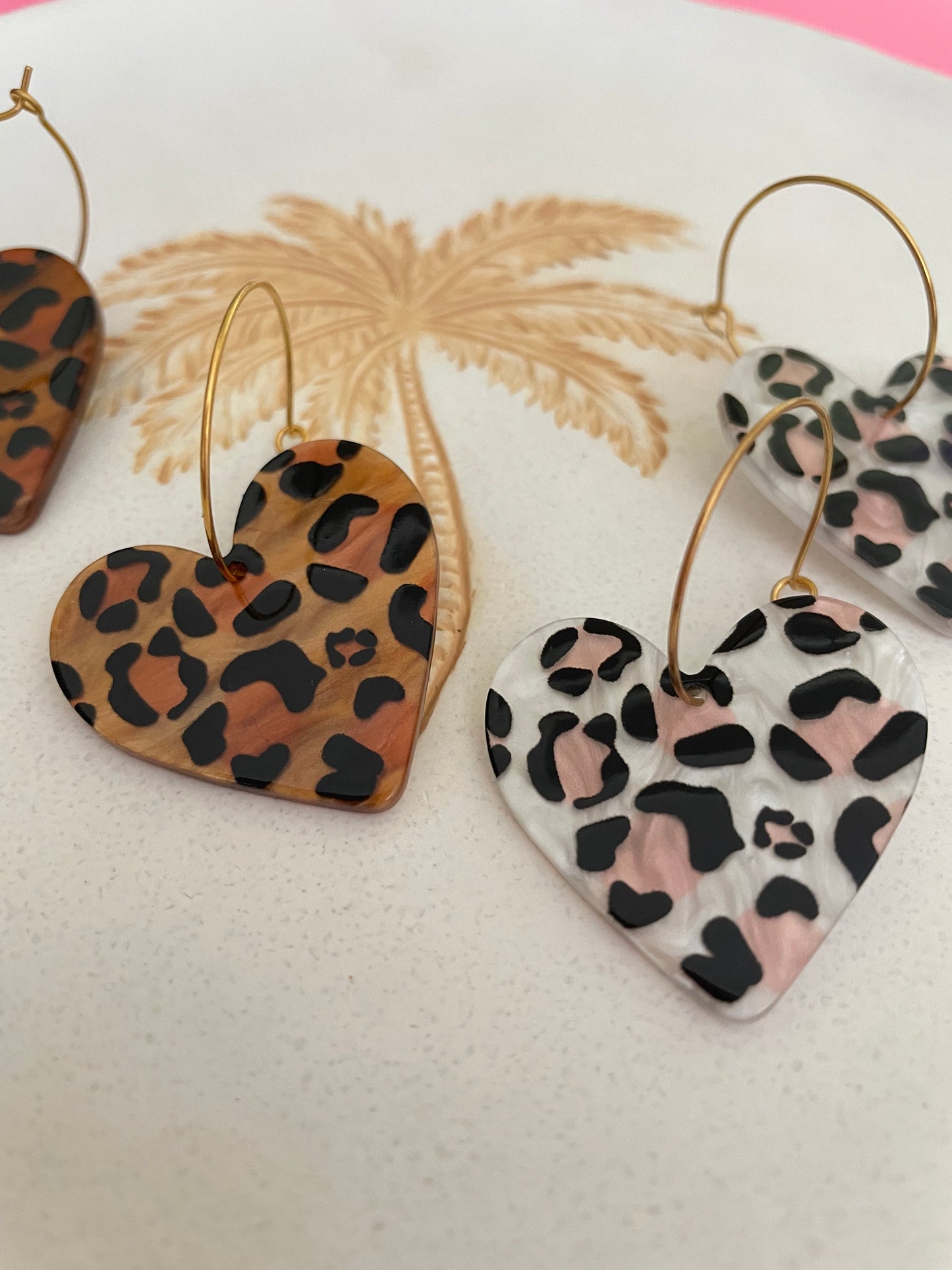 Alexis – Créoles Cœur Résine Motif Léopard | Julaè Bijoux