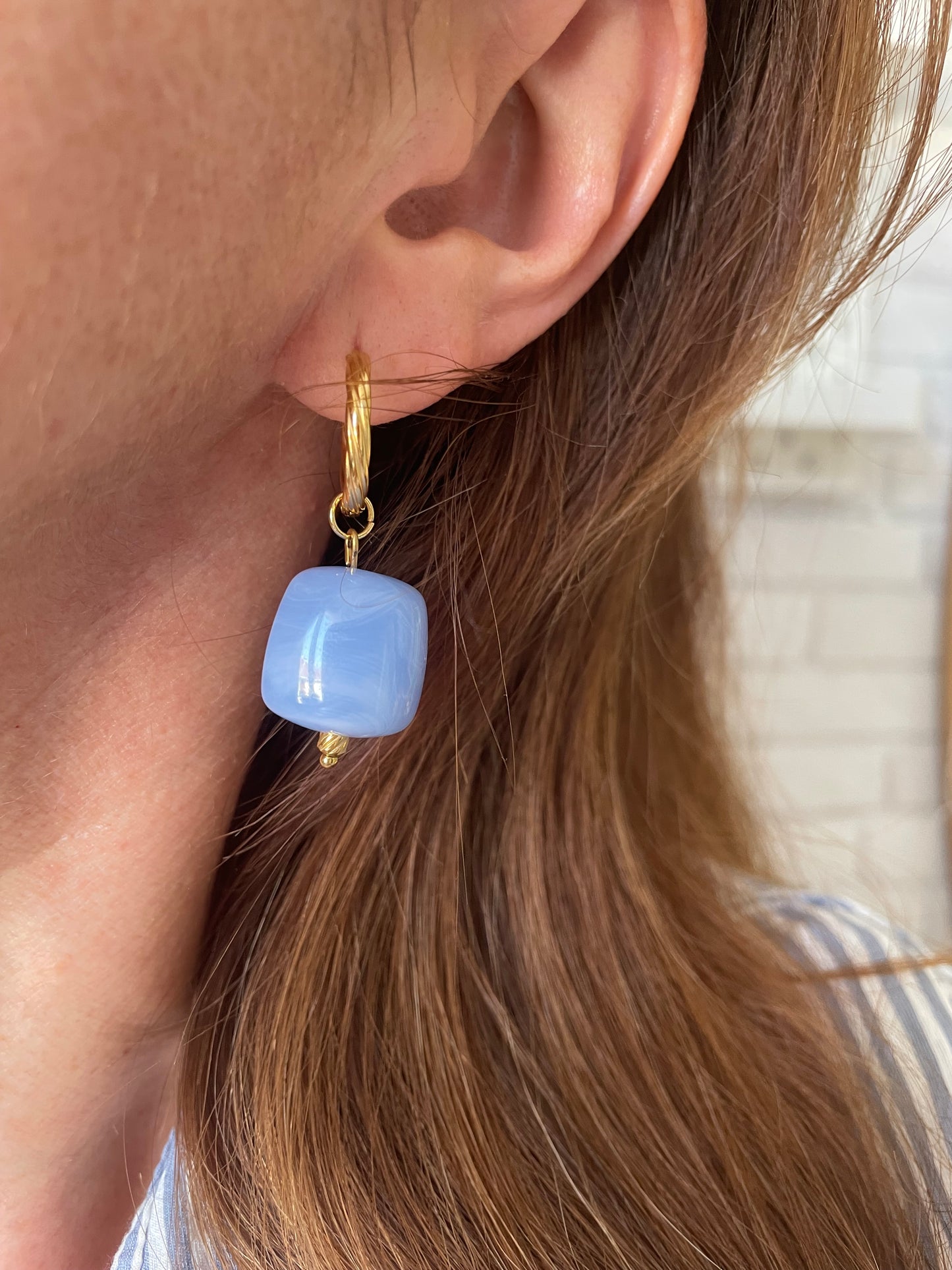 Roxane – Créoles Torsadées Perle Cube Marbrée | Julaè Bijoux