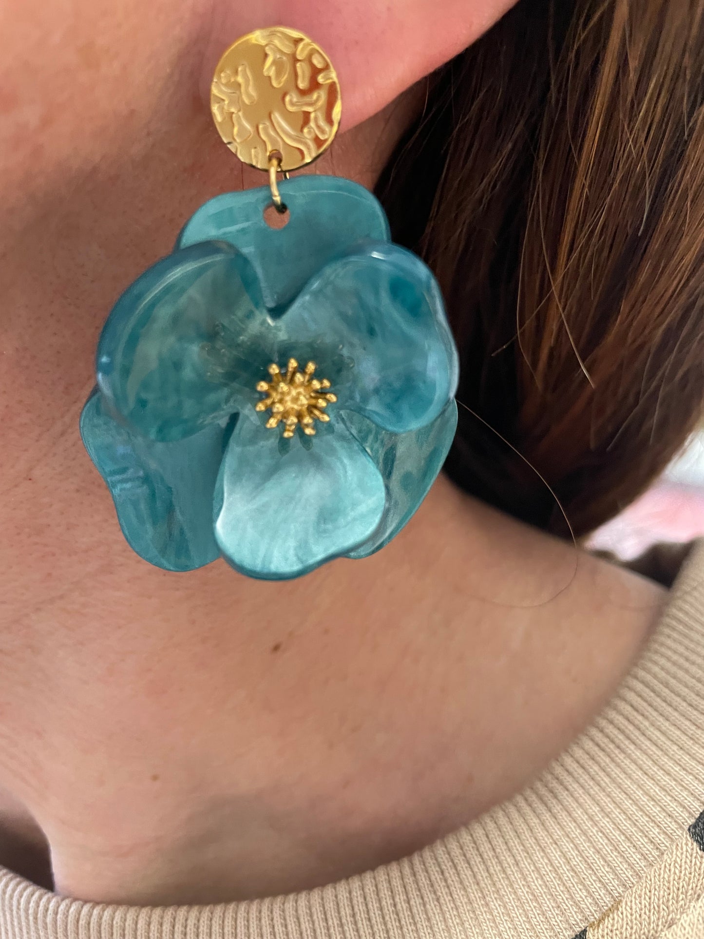 Maggie – Boucles d'oreilles Fleur Acrylique & Clou Doré Martelé