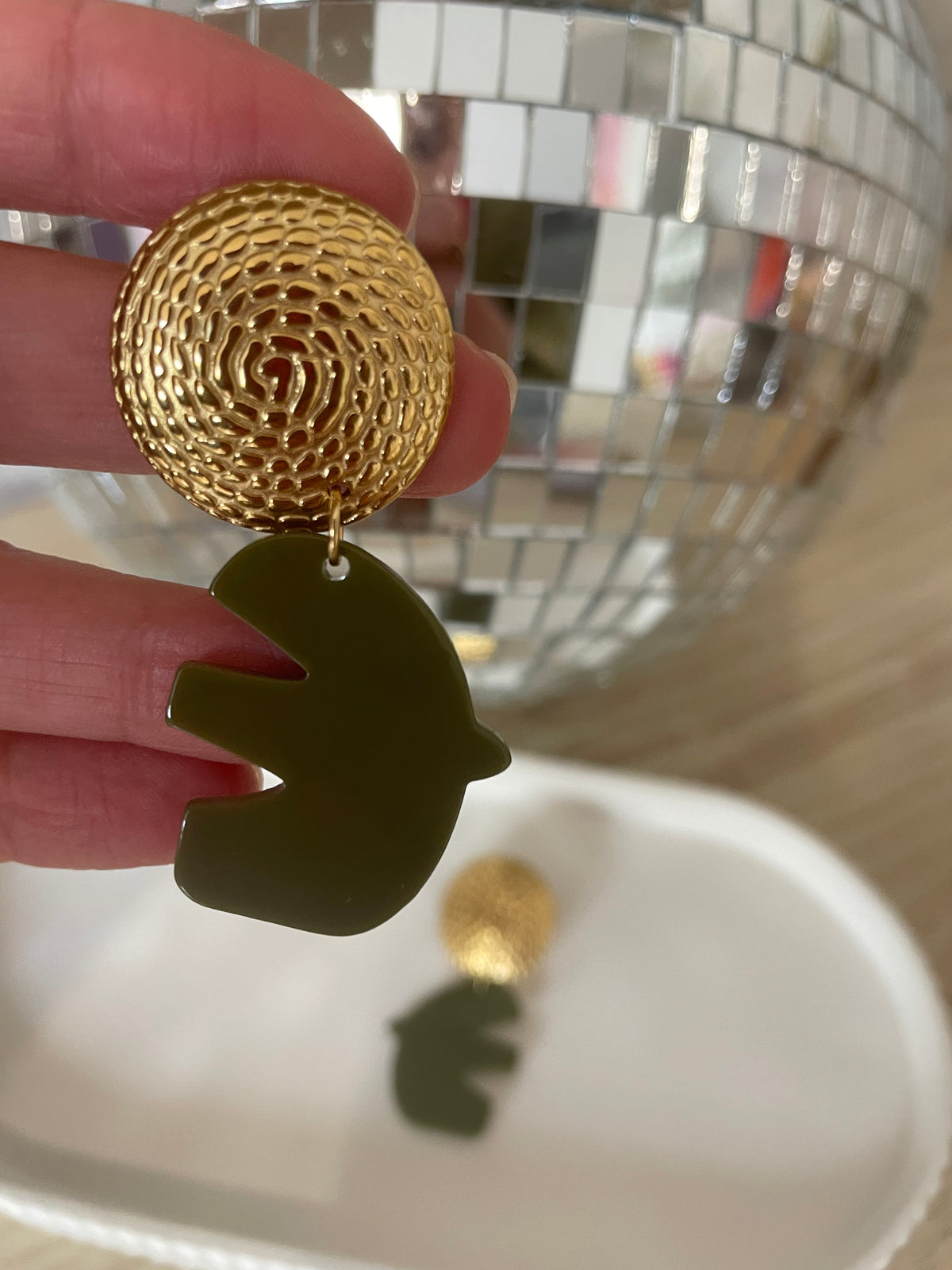 Boucles d’oreilles Olivia – Oiseaux kaki et acier inoxydable doré