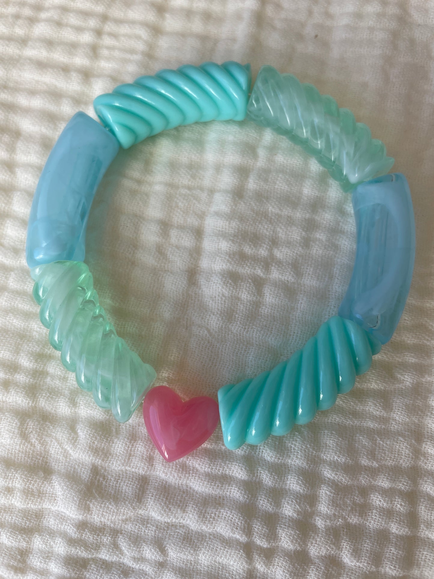 Fantasia – Bracelet Élastique Perles Acryliques & Cœur Résine