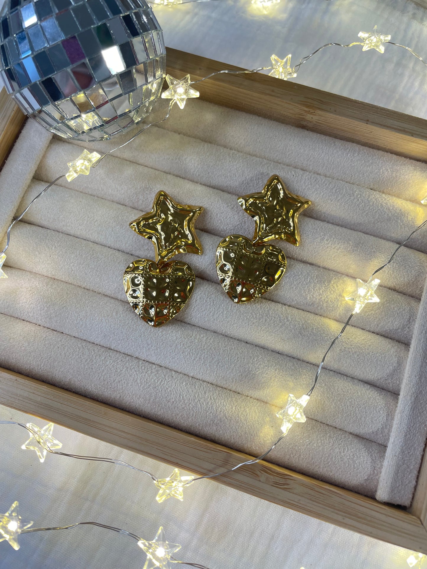 Naomi – Boucles d'oreilles Pendantes Étoile & Cœur Acier Doré