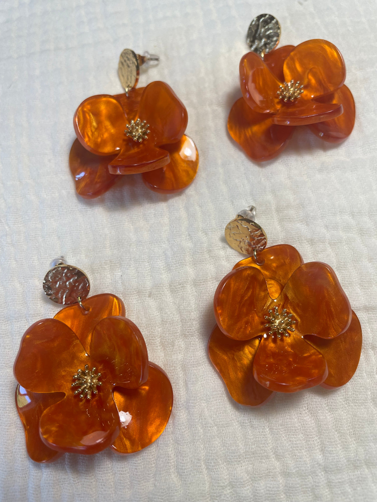 Maggie – Boucles d'oreilles Fleur Acrylique & Clou Doré Martelé