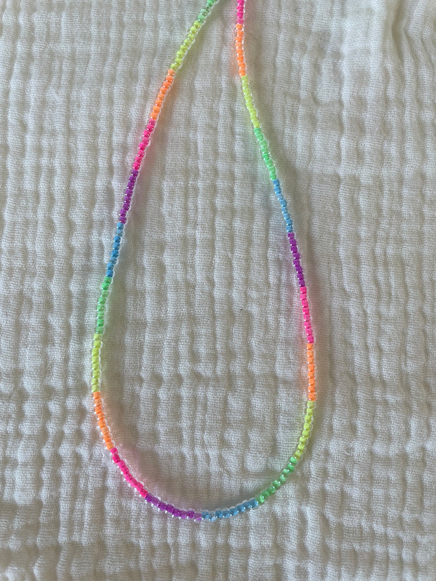 Neon, colliers