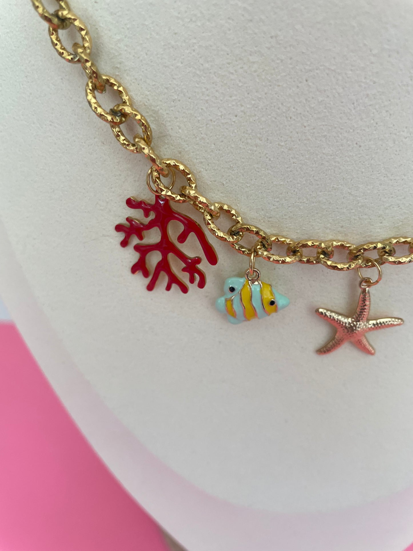 Collier Tropical – Pendentifs Exotiques Laiton, Acier & Résine Doré