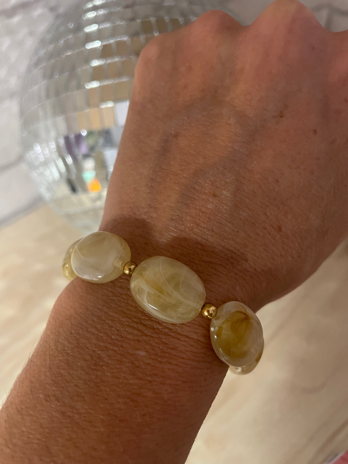 Bracelet Suzie – Perles marbrées et acier inoxydable