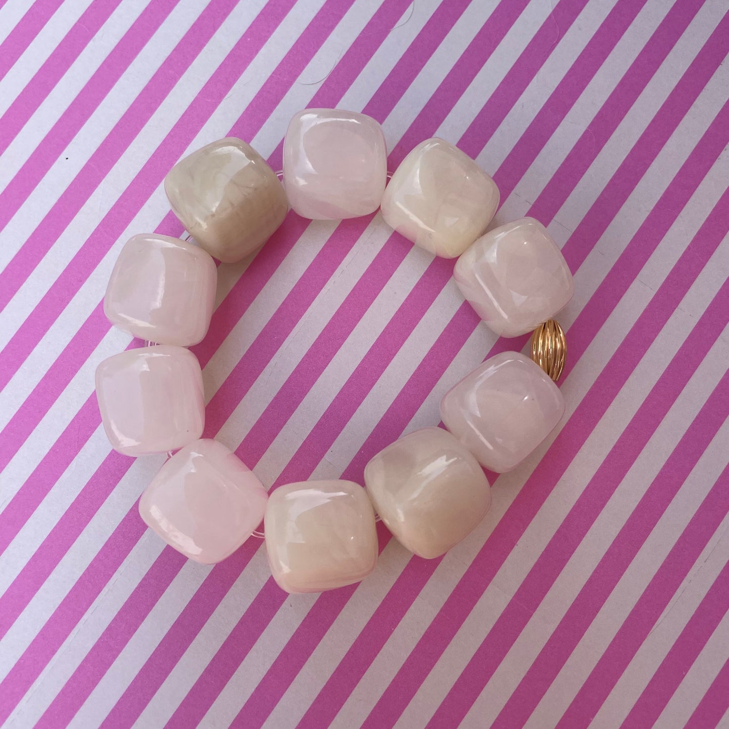 Riviera – Bracelet Perle Cube Marbrée Acier Doré | Julaè Bijoux