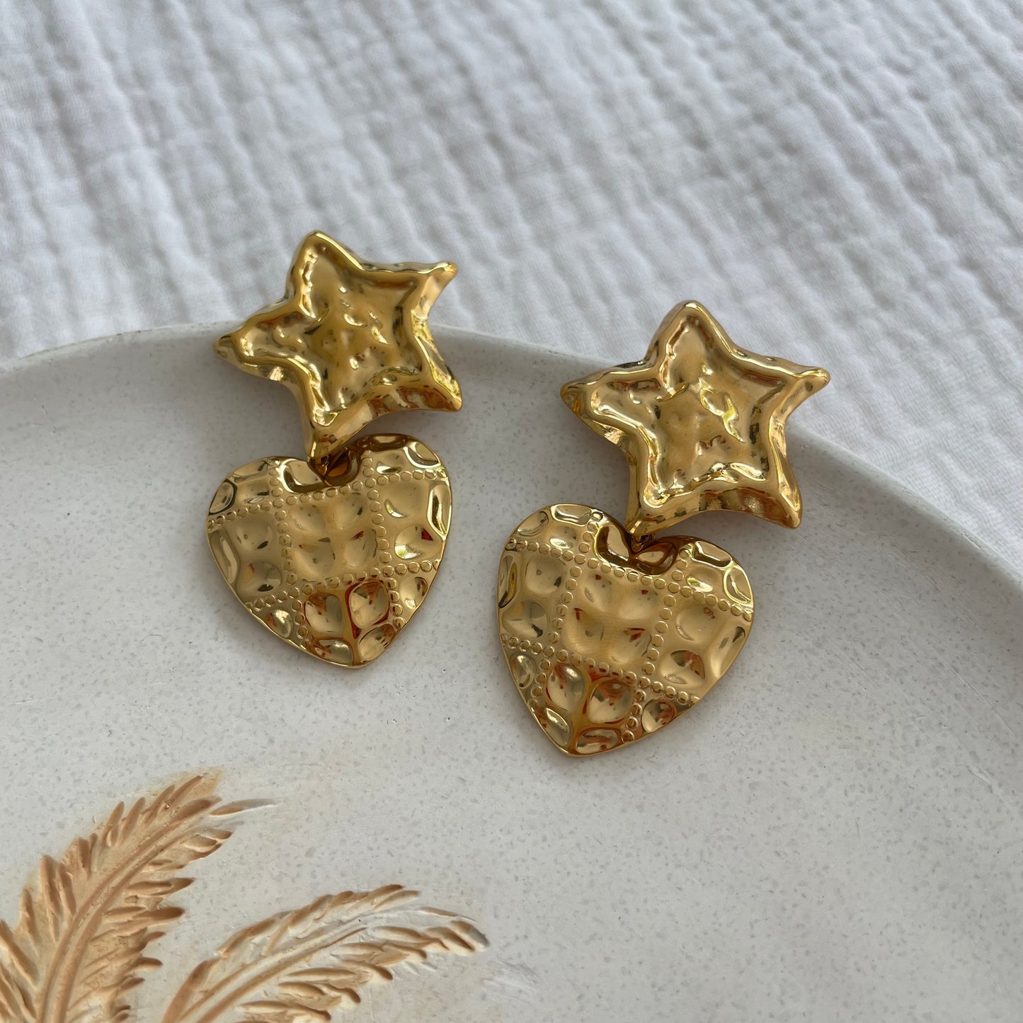 Naomi – Boucles d'oreilles Pendantes Étoile & Cœur Acier Doré