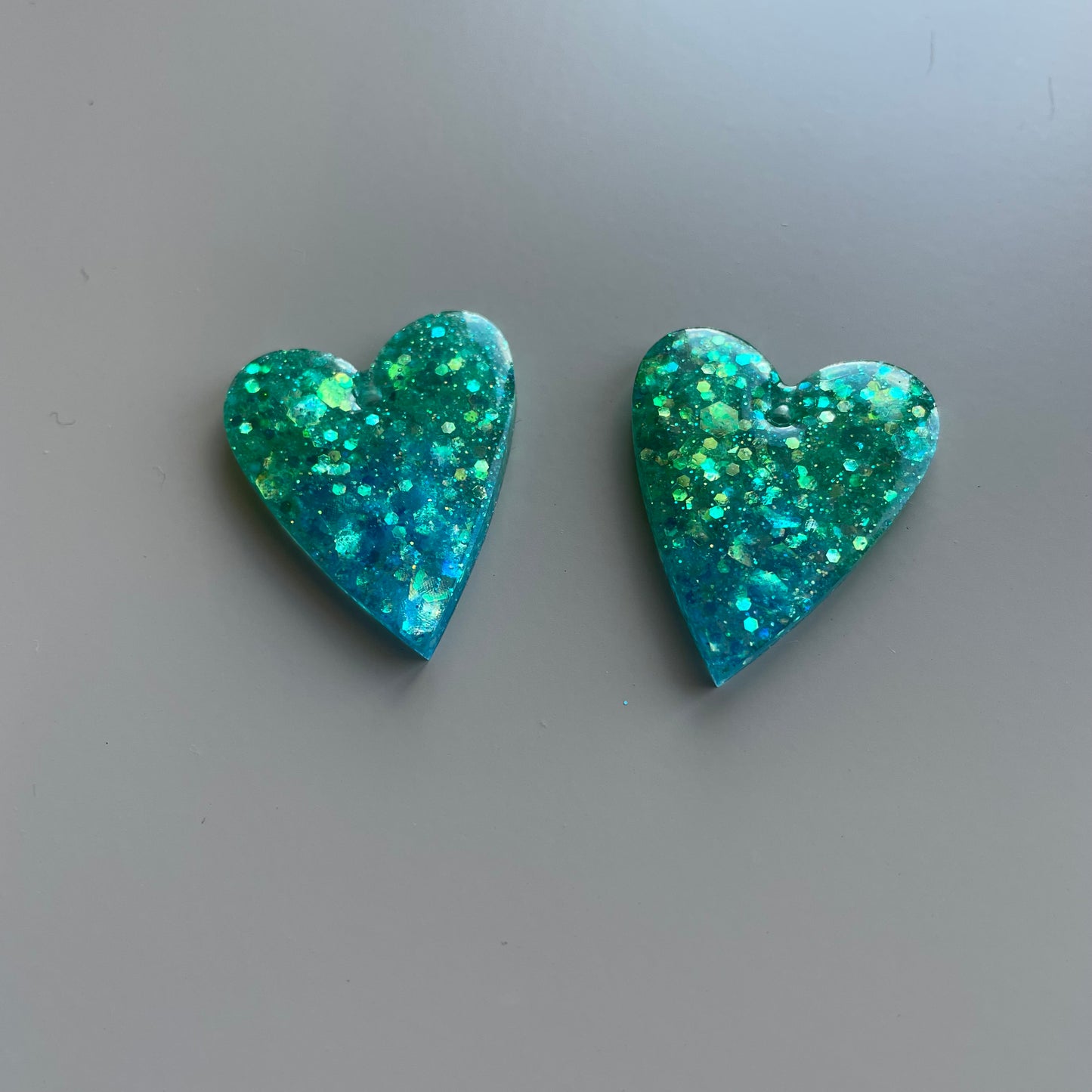 Louise – Boucles d'oreilles Cœur Résine & Paillettes