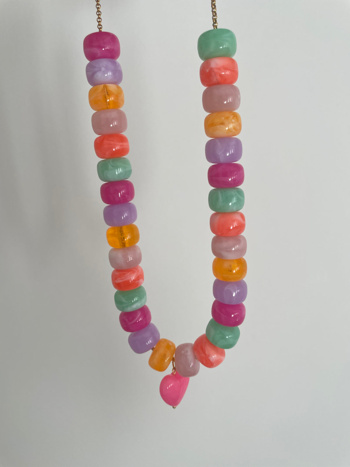 Collier New Paloma – Cœur résine et perles acrylique