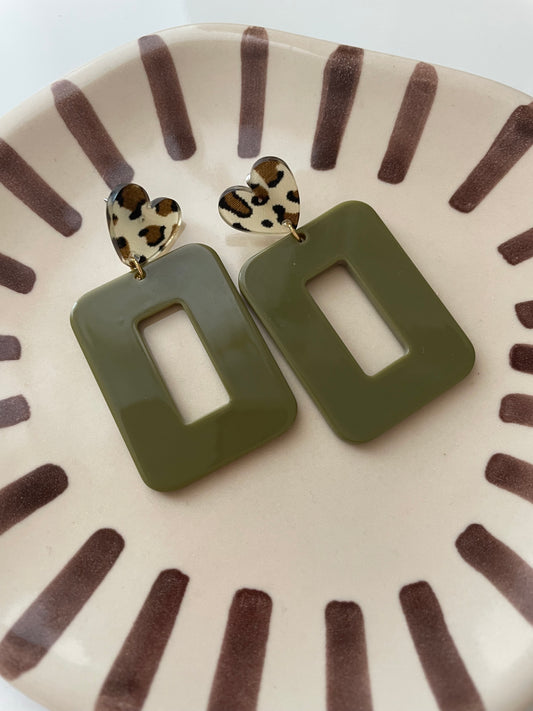 Adèle – Boucles d'oreilles Pendentif Acétate Guépard & Rectangle Olive