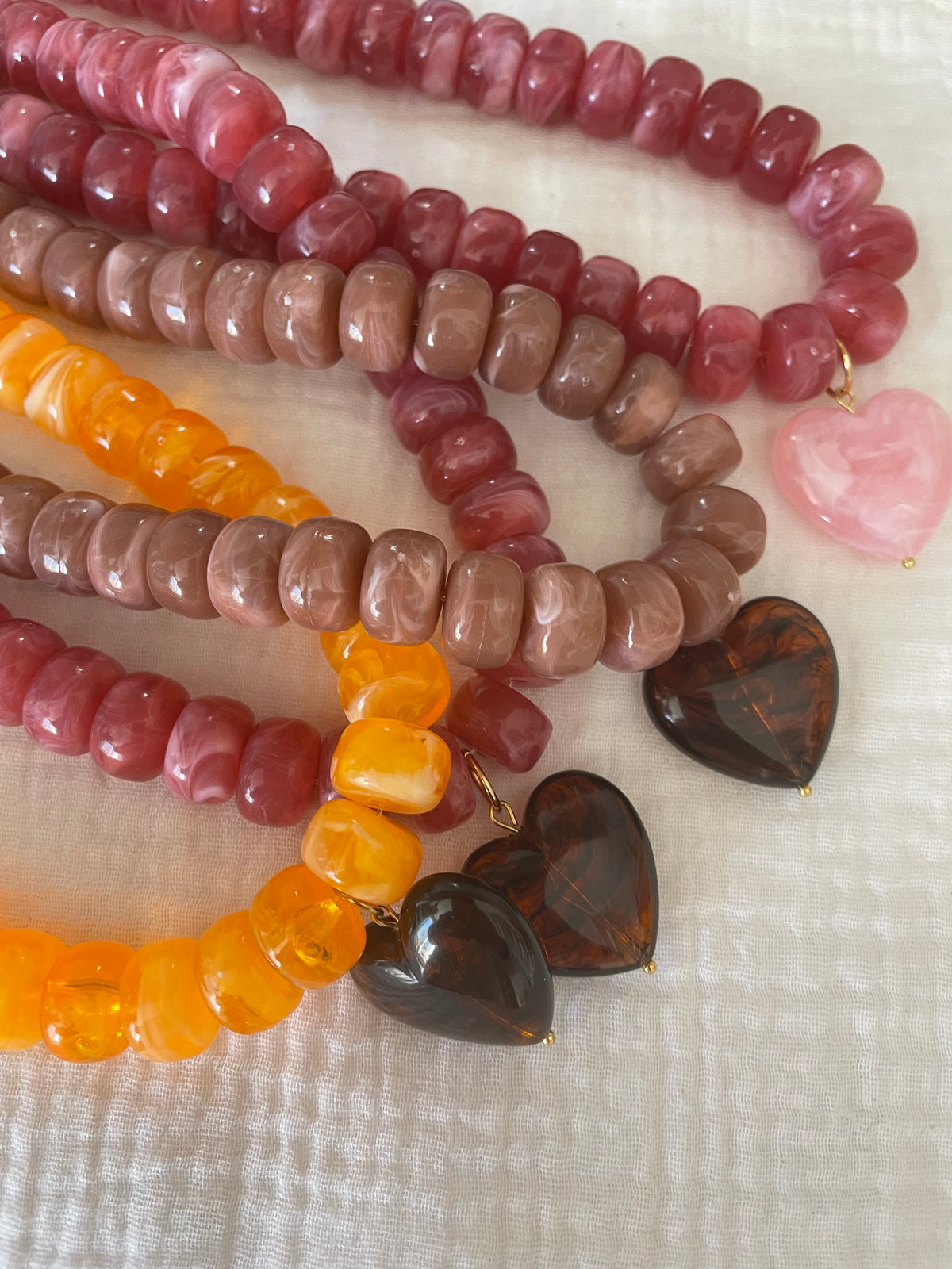Collier Charlie - perles marbrées et cœur en résine