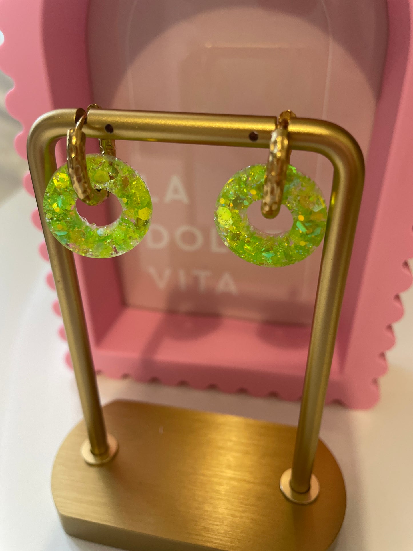 Bridget – Boucles d'oreilles Créoles Dorées & Paillettes