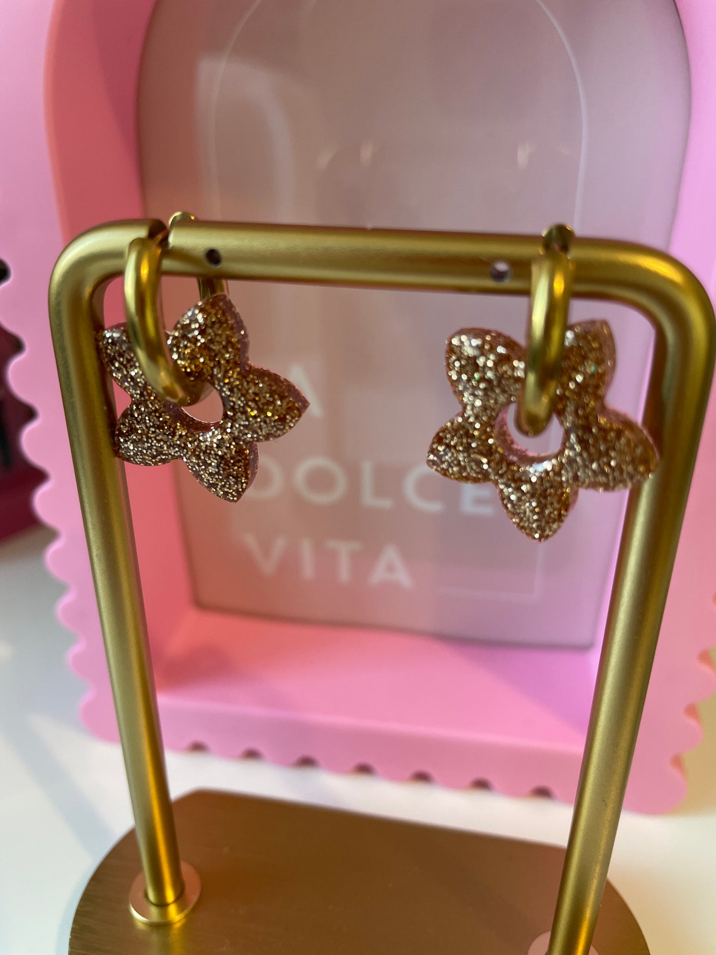 Alma – Boucles d'oreilles Fleur de Tiaré Résine & Paillettes