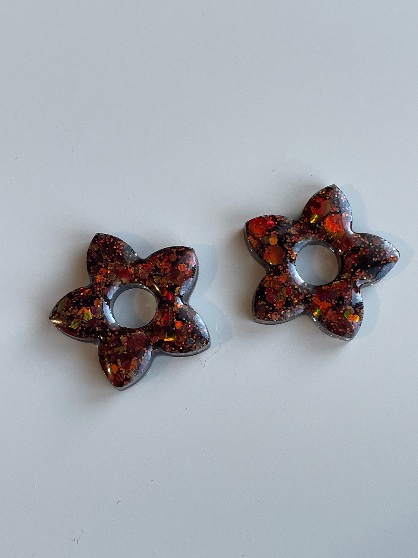 Alma – Boucles d'oreilles Fleur de Tiaré Résine & Paillettes