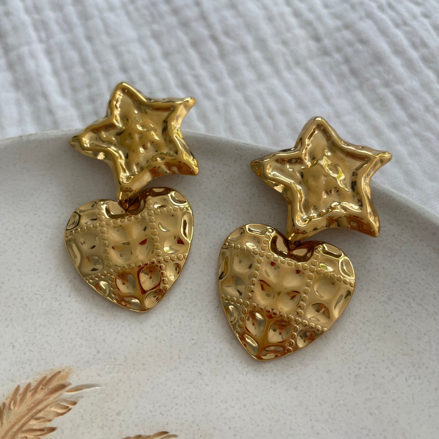 Naomi – Boucles d'oreilles Pendantes Étoile & Cœur Acier Doré