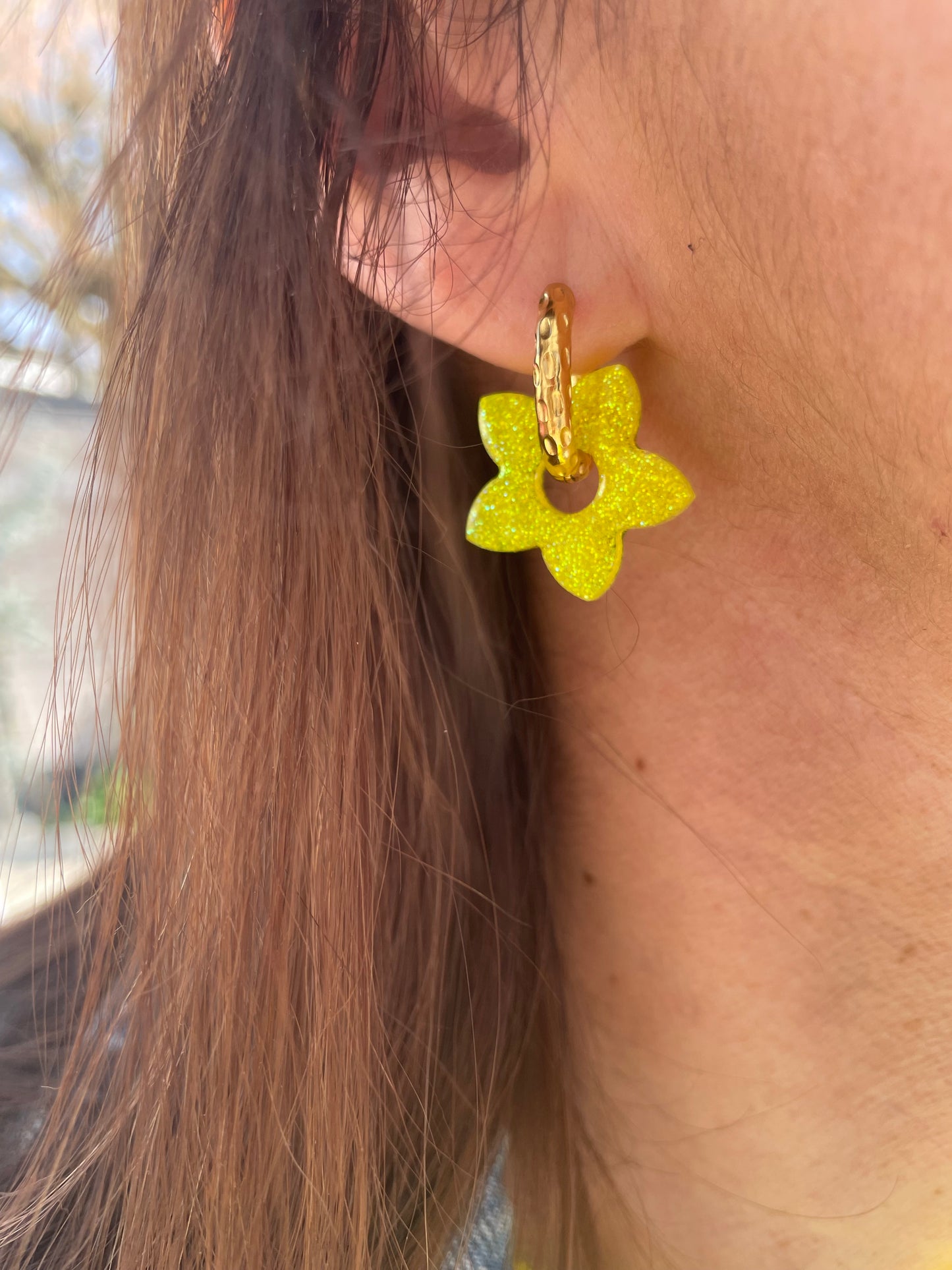 Alma – Boucles d'oreilles Fleur de Tiaré Résine & Paillettes