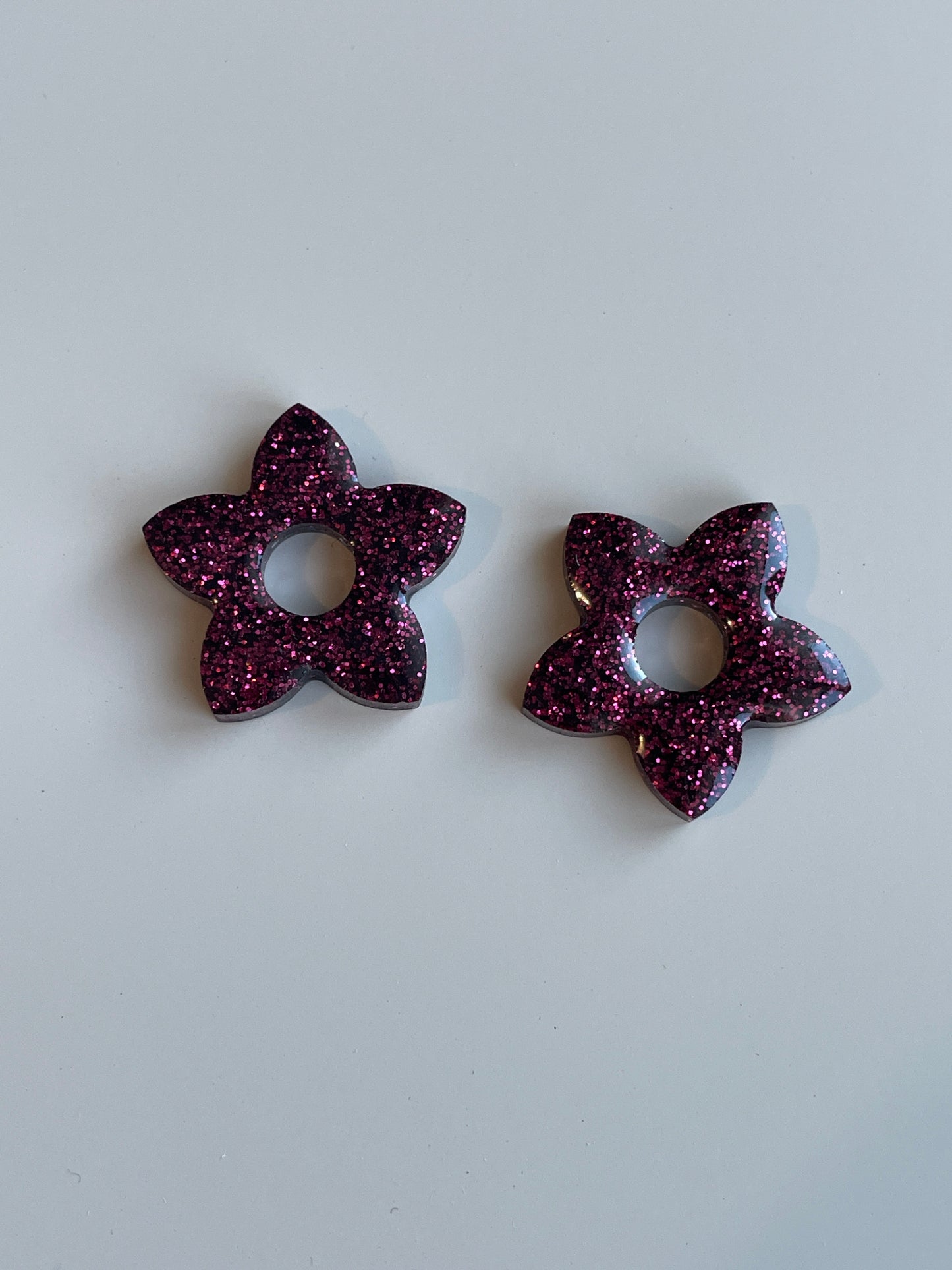 Alma – Boucles d'oreilles Fleur de Tiaré Résine & Paillettes