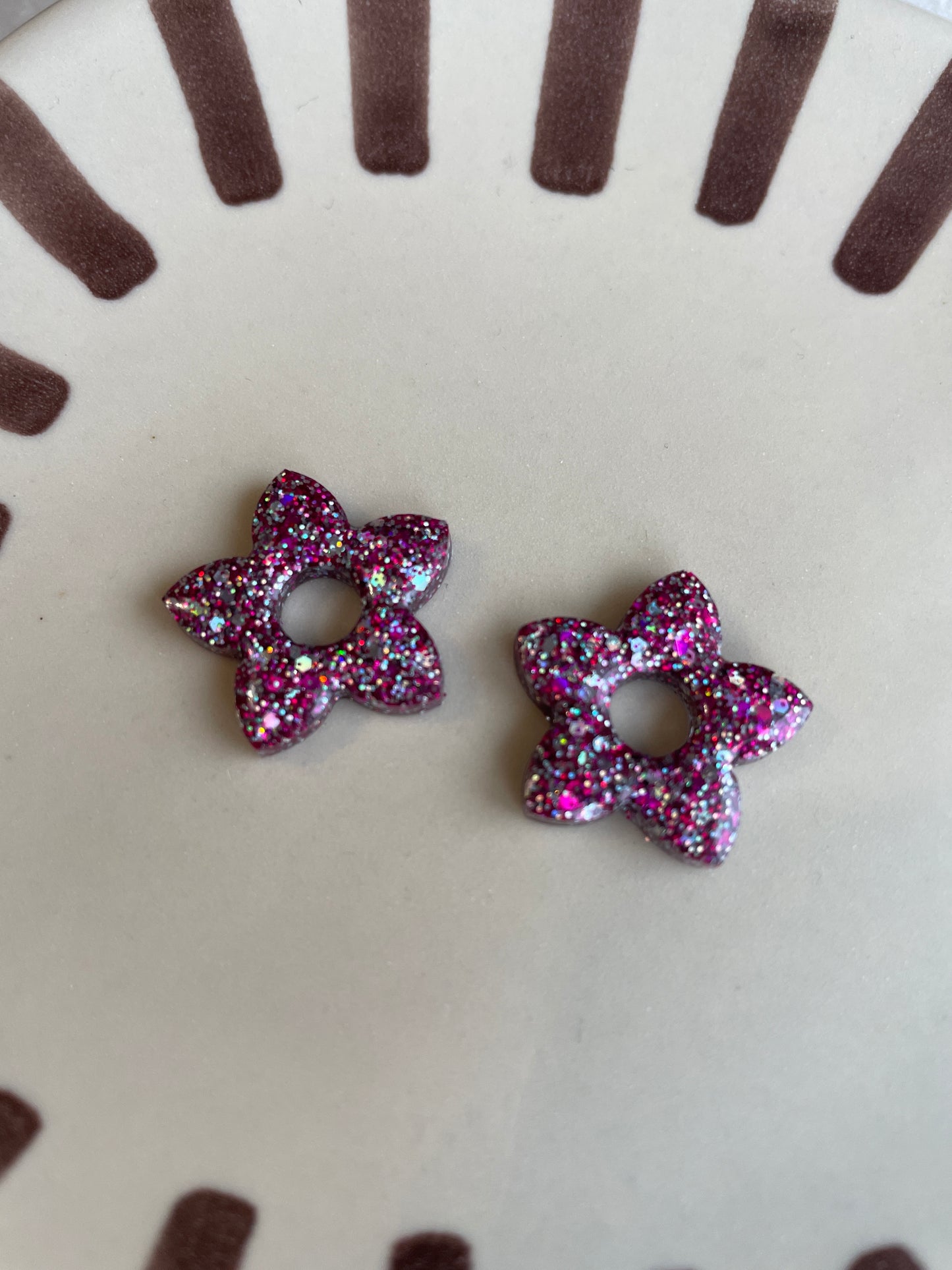 Alma – Boucles d'oreilles Fleur de Tiaré Résine & Paillettes