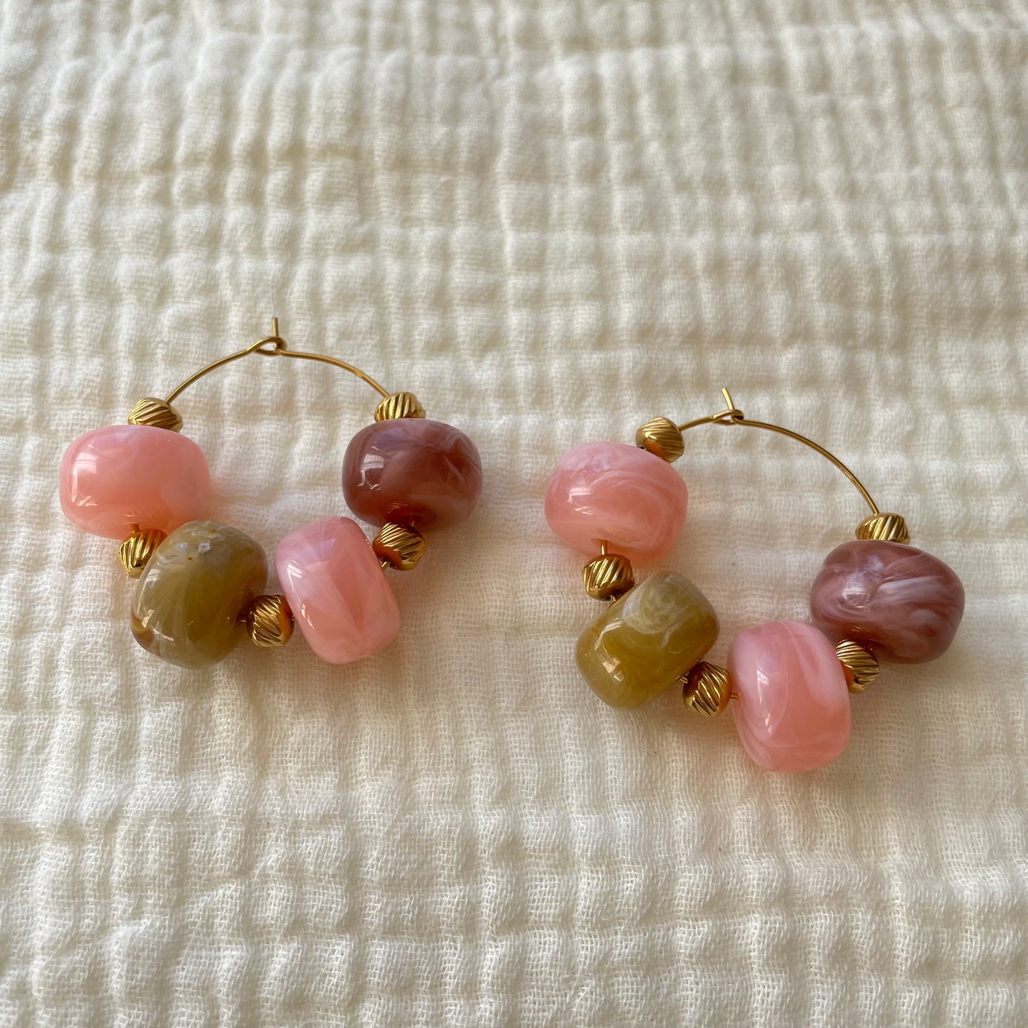 Créoles Paloma | Perles Marbrées & Acier Inoxydable – Julaè Bijoux