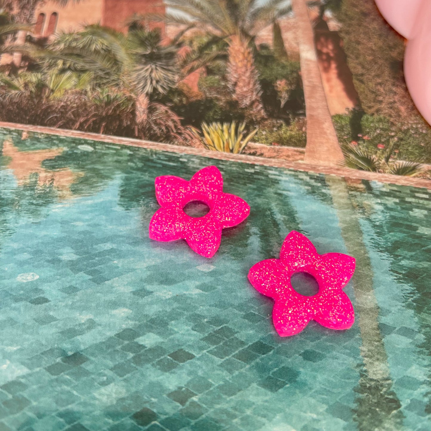 Alma – Boucles d'oreilles Fleur de Tiaré Résine & Paillettes