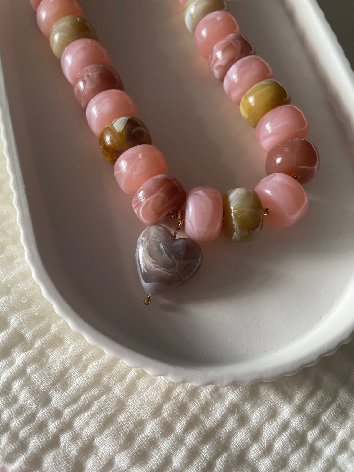 Collier New Paloma – Cœur résine et perles acrylique
