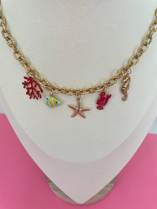 Collier Tropical – Pendentifs Exotiques Laiton, Acier & Résine Doré