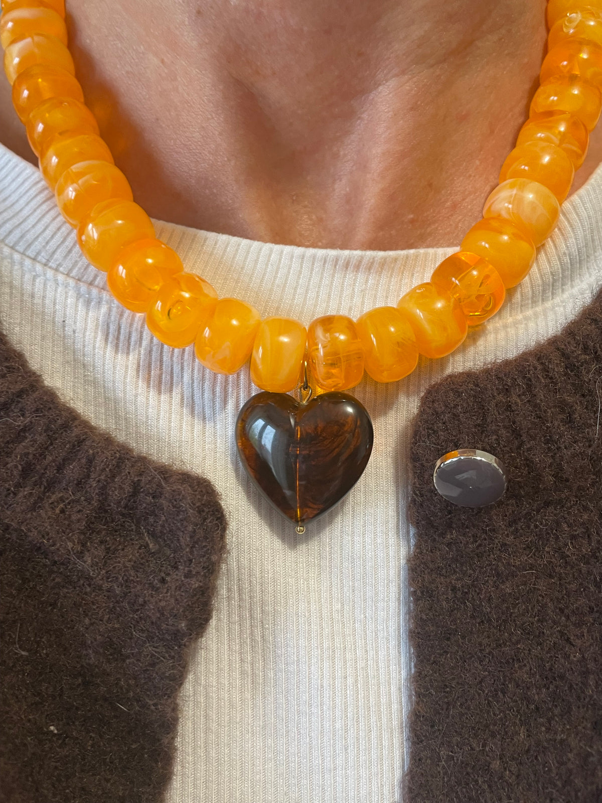 Collier Charlie - perles marbrées et cœur en résine