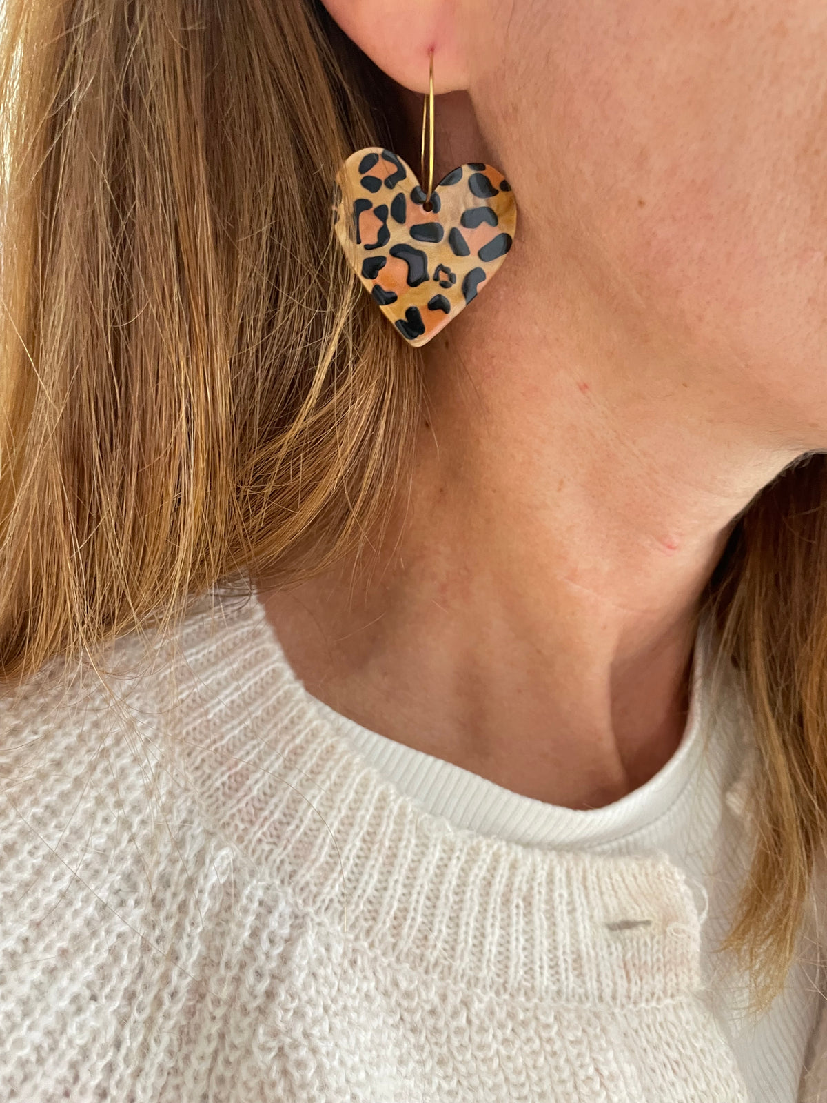 Alexis – Créoles Cœur Résine Motif Léopard | Julaè Bijoux