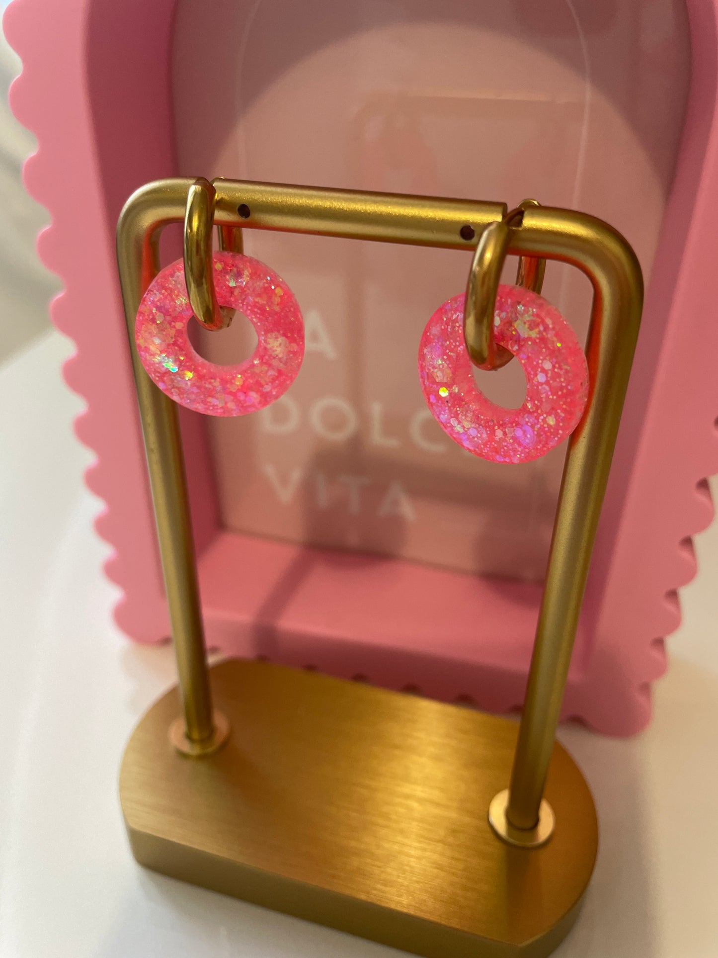 Bridget – Boucles d'oreilles Créoles Dorées & Paillettes