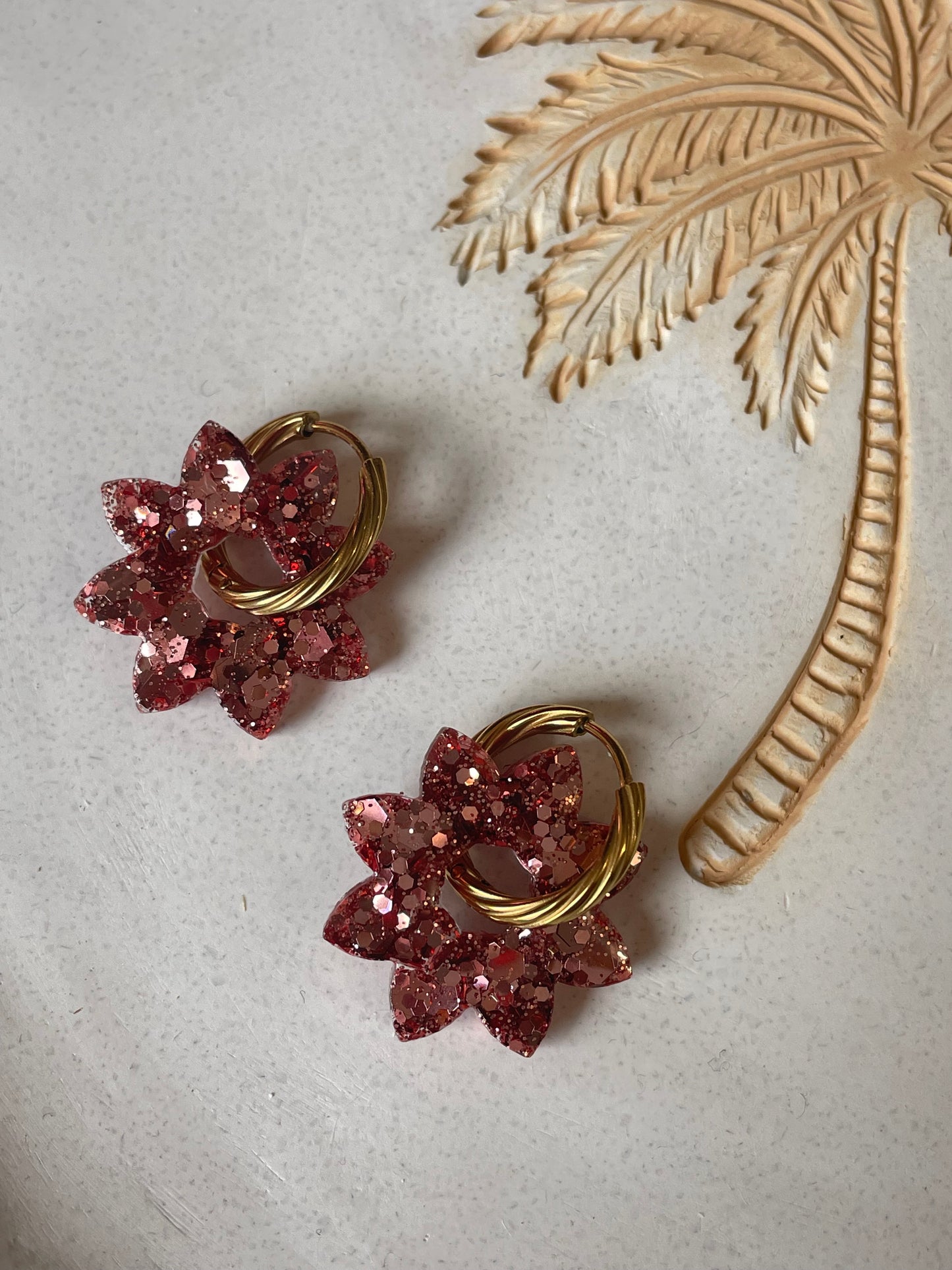 Juliette – Charm Fleur Résine sur Créoles Torsadées | Julaè Bijoux