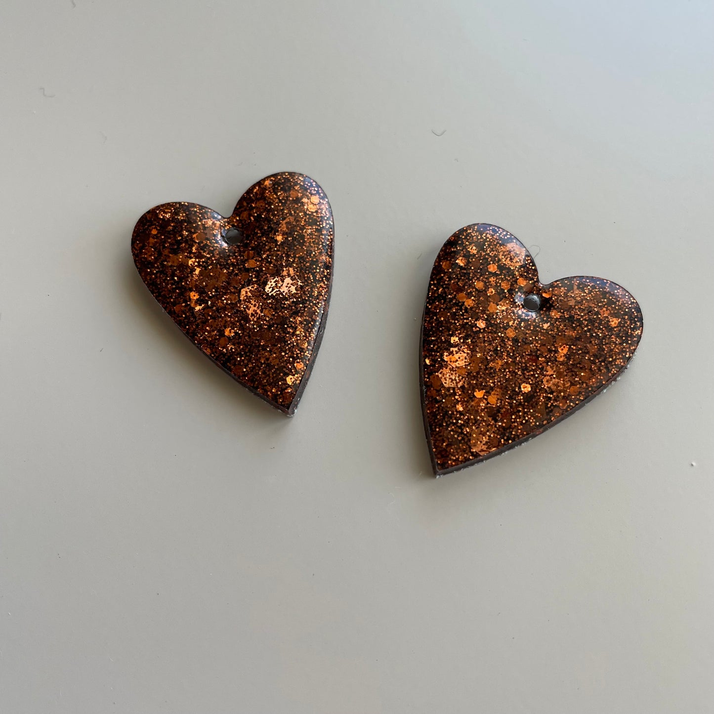 Louise – Boucles d'oreilles Cœur Résine & Paillettes