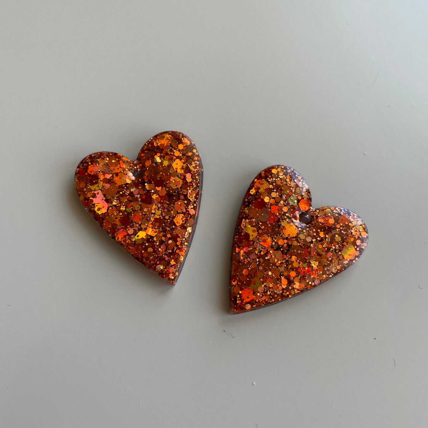Louise – Boucles d'oreilles Cœur Résine & Paillettes