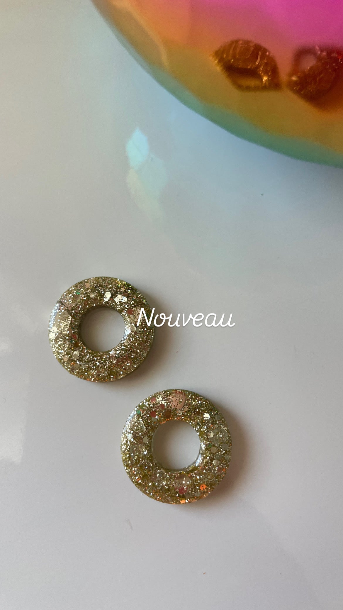 Bridget – Boucles d'oreilles Créoles Dorées & Paillettes