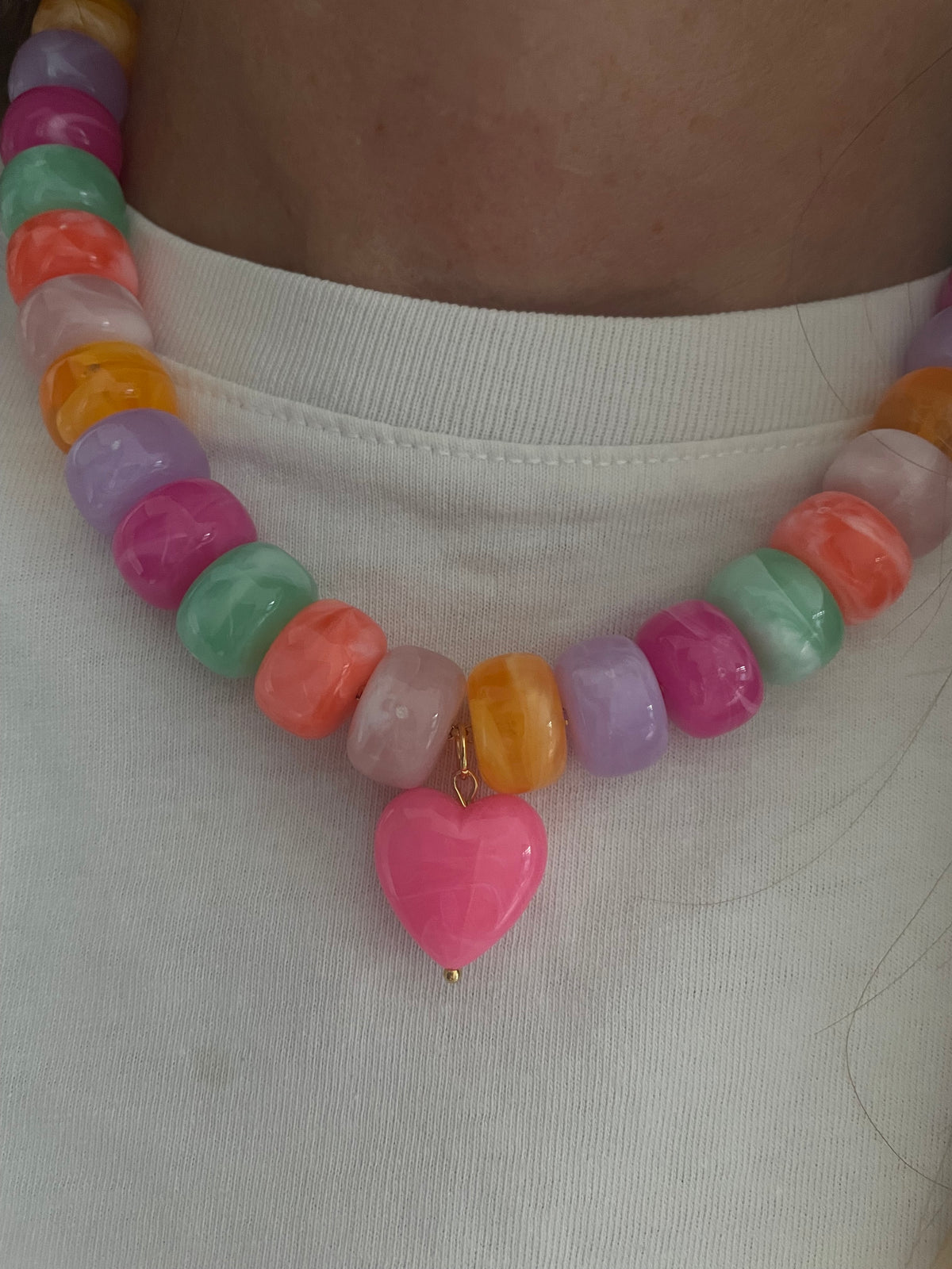 Collier New Paloma – Cœur résine et perles acrylique