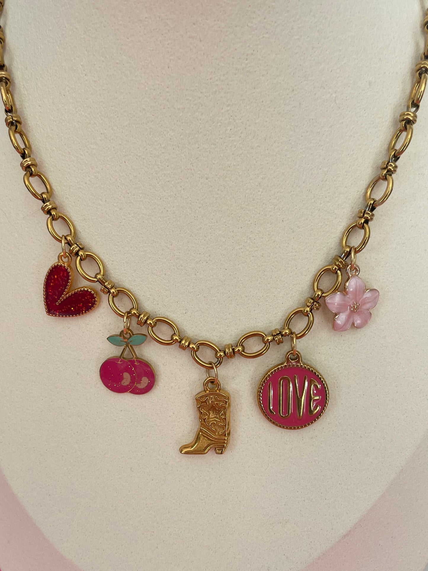 Collier Jacob – Pendentifs Mixtes Laiton, Acier & Résine Doré