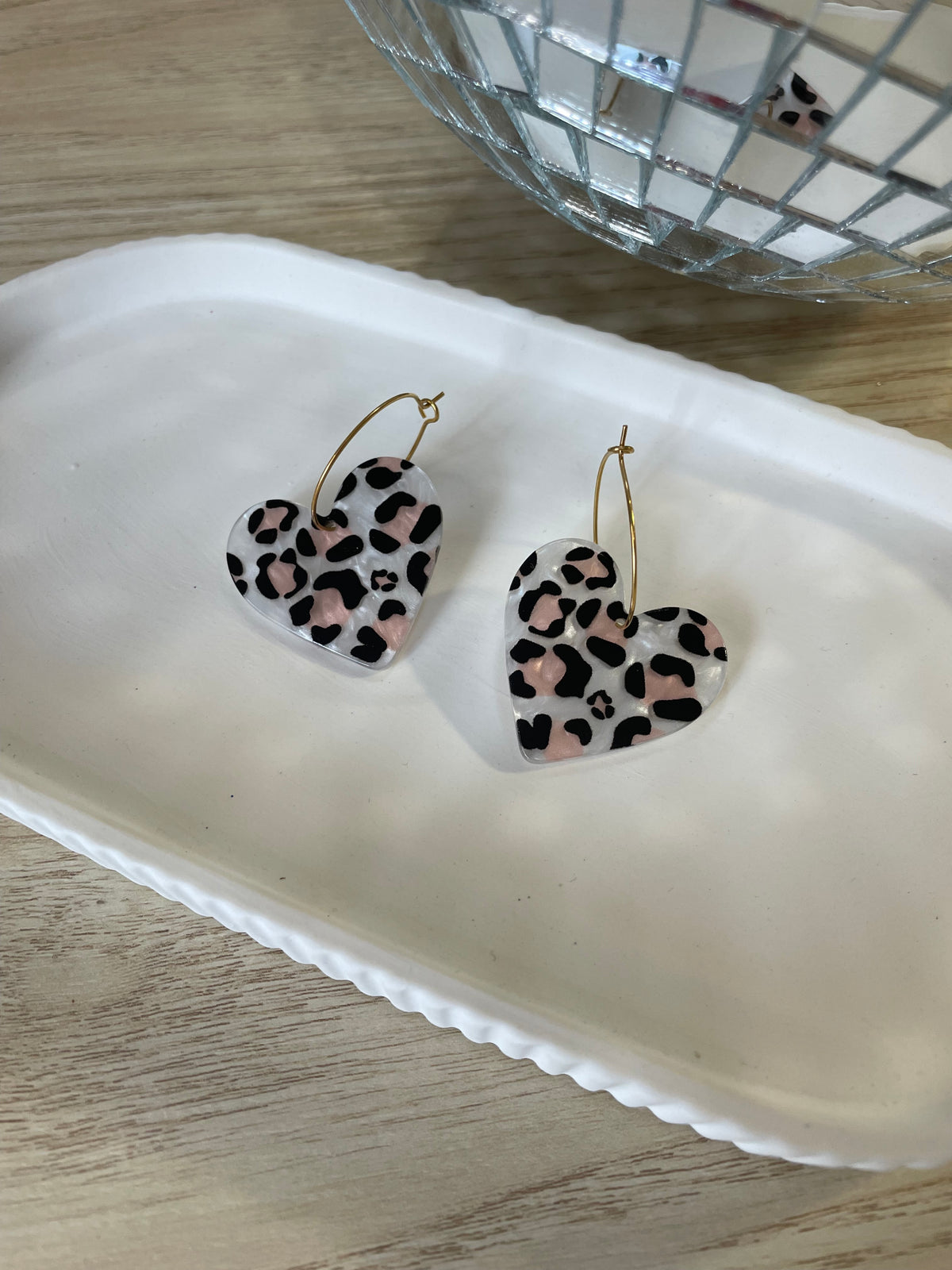 Alexis – Créoles Cœur Résine Motif Léopard | Julaè Bijoux