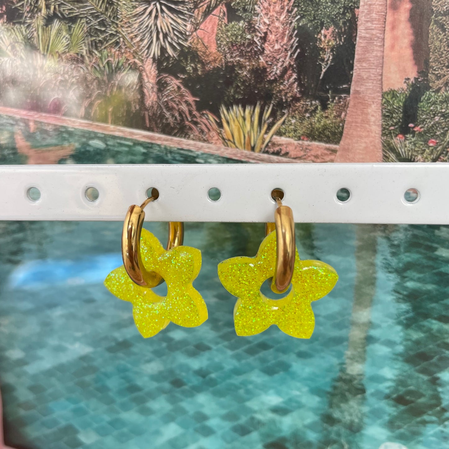 Alma – Boucles d'oreilles Fleur de Tiaré Résine & Paillettes