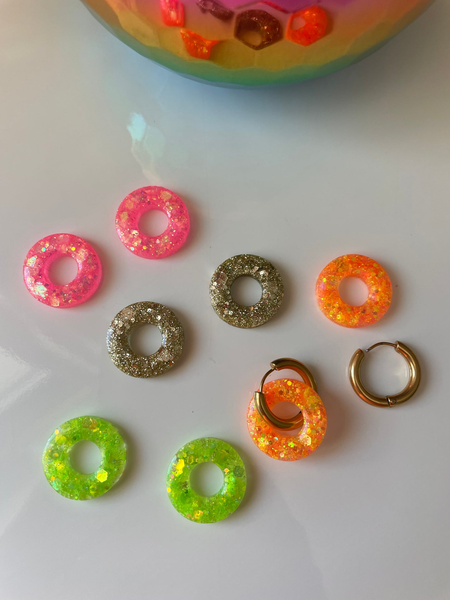 Bridget – Boucles d'oreilles Créoles Dorées & Paillettes