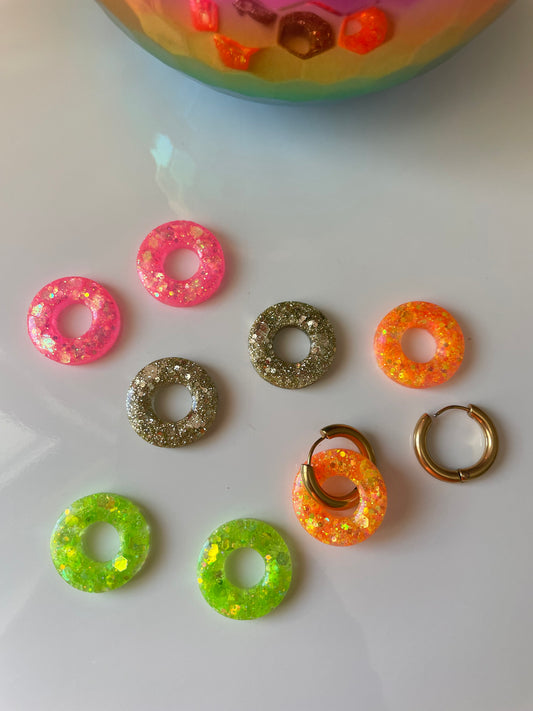 Bridget – Boucles d'oreilles Créoles Dorées & Paillettes