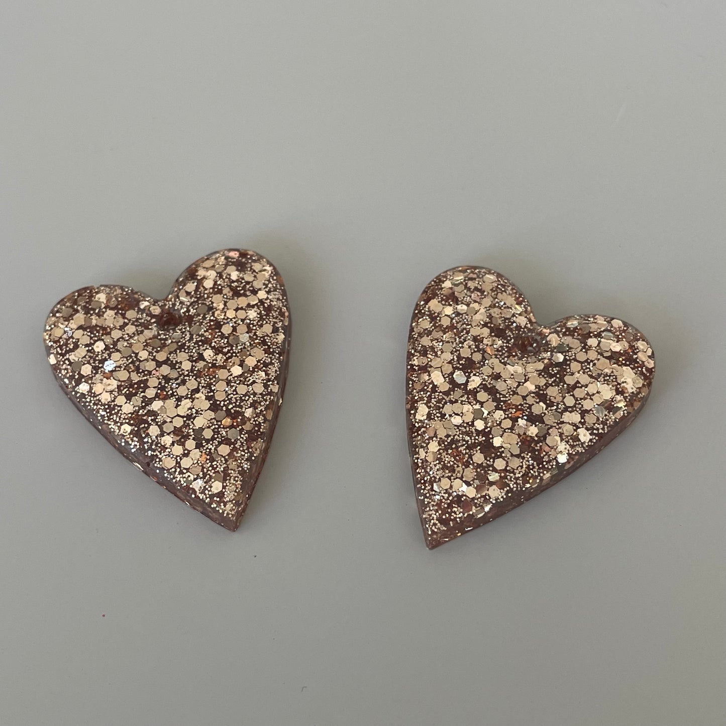 Louise – Boucles d'oreilles Cœur Résine & Paillettes