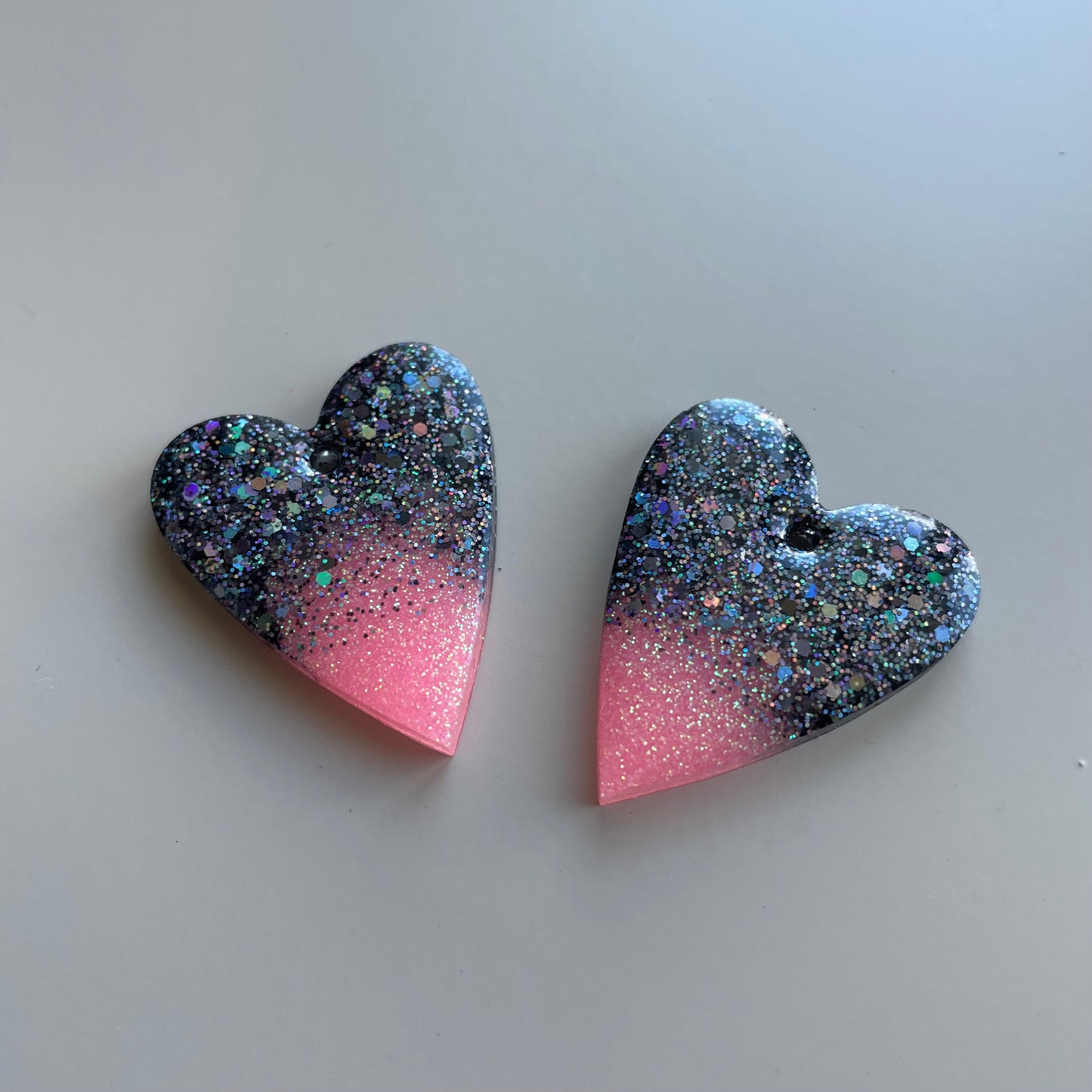 Louise – Boucles d'oreilles Cœur Résine & Paillettes