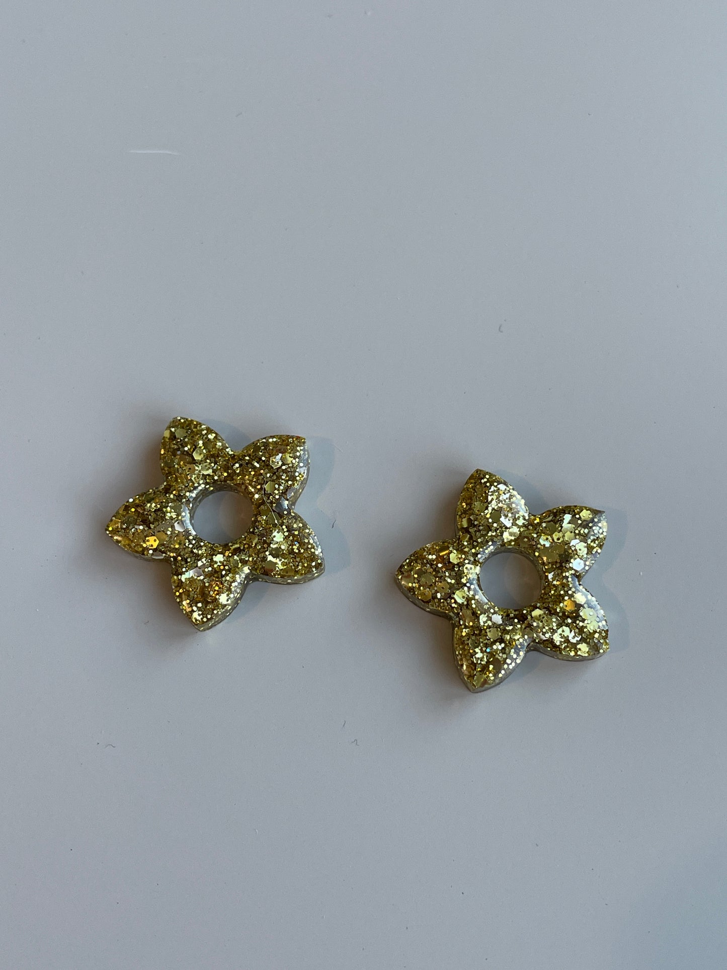 Alma – Boucles d'oreilles Fleur de Tiaré Résine & Paillettes