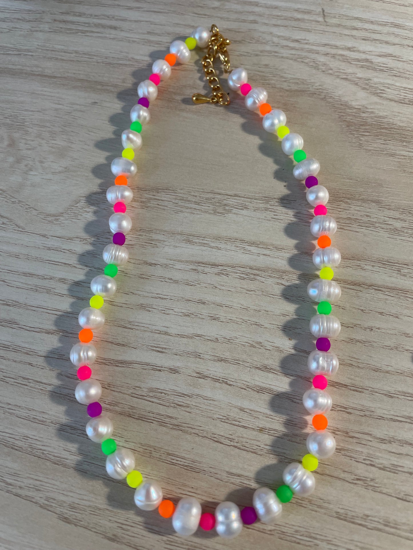 Collier mix perles d’eau douce / verre fluo