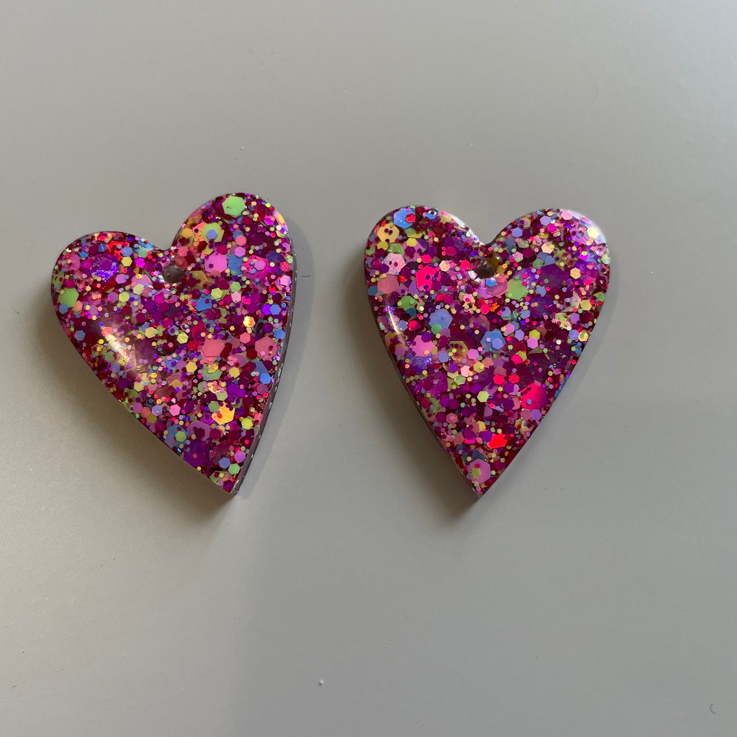 Louise – Boucles d'oreilles Cœur Résine & Paillettes