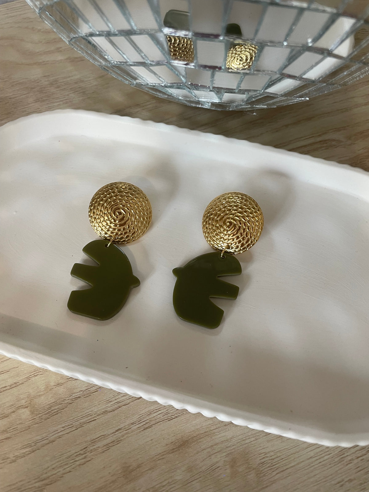 Boucles d’oreilles Olivia – Oiseaux kaki et acier inoxydable doré