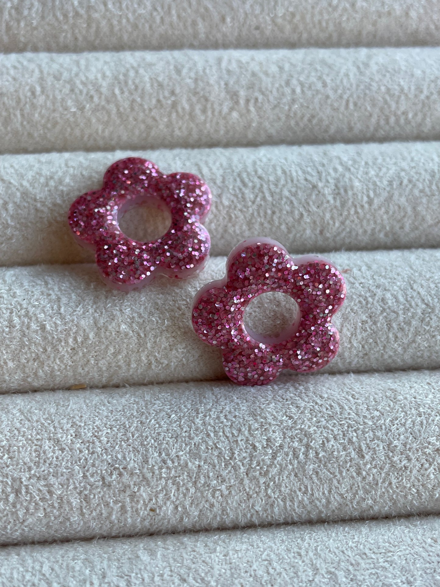 Gina – Boucles d'oreilles Fleur Résine Fait Main