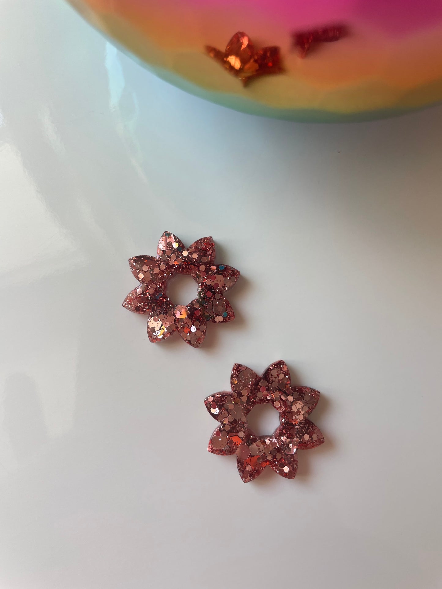 Juliette – Charm Fleur Résine sur Créoles Torsadées | Julaè Bijoux
